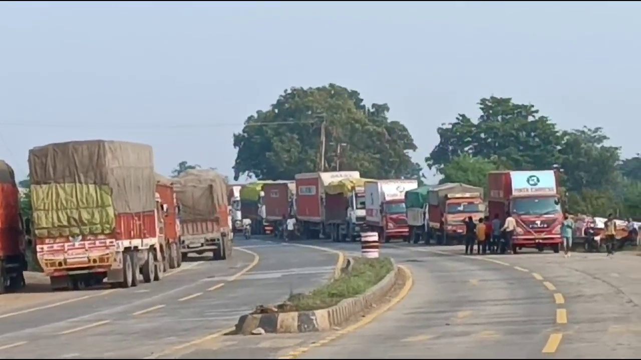 Truck Driver Strike Petrol Pump Crowd