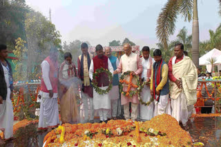 Governor CP Radhakrishnan and Union Minister Arjun Munda paid tribute to martyrs of Kharsawan firing