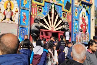 पटना में पंचमुखी हनुमान मंदिर में भीड़
