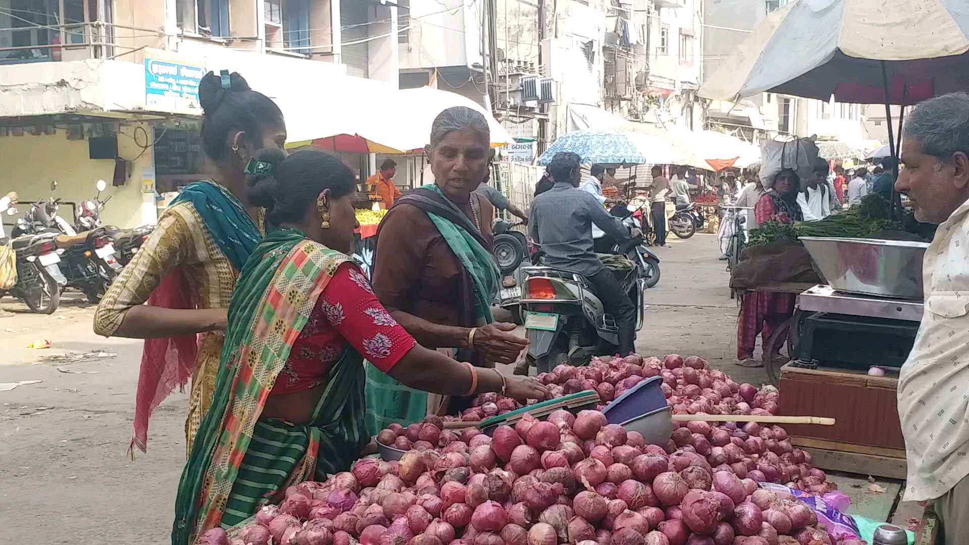 ભાવનગરના ડુંગળીના ભાવે ખેડૂતો અને ગ્રાહકોને રડાવ્યા