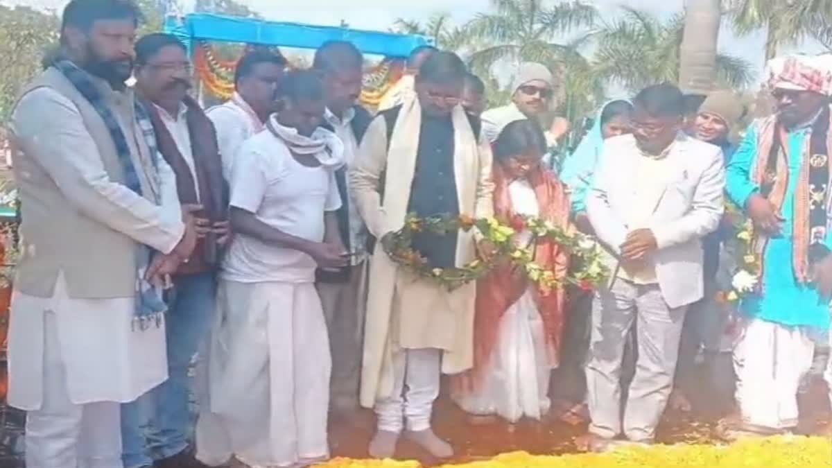 arjun-munda-paid-tribute-to-martyrs-of-kharsawan-firing-incident-in-saraikela