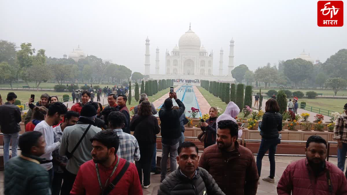 ताजमहल देखने के लिए उमड़ी भीड़.