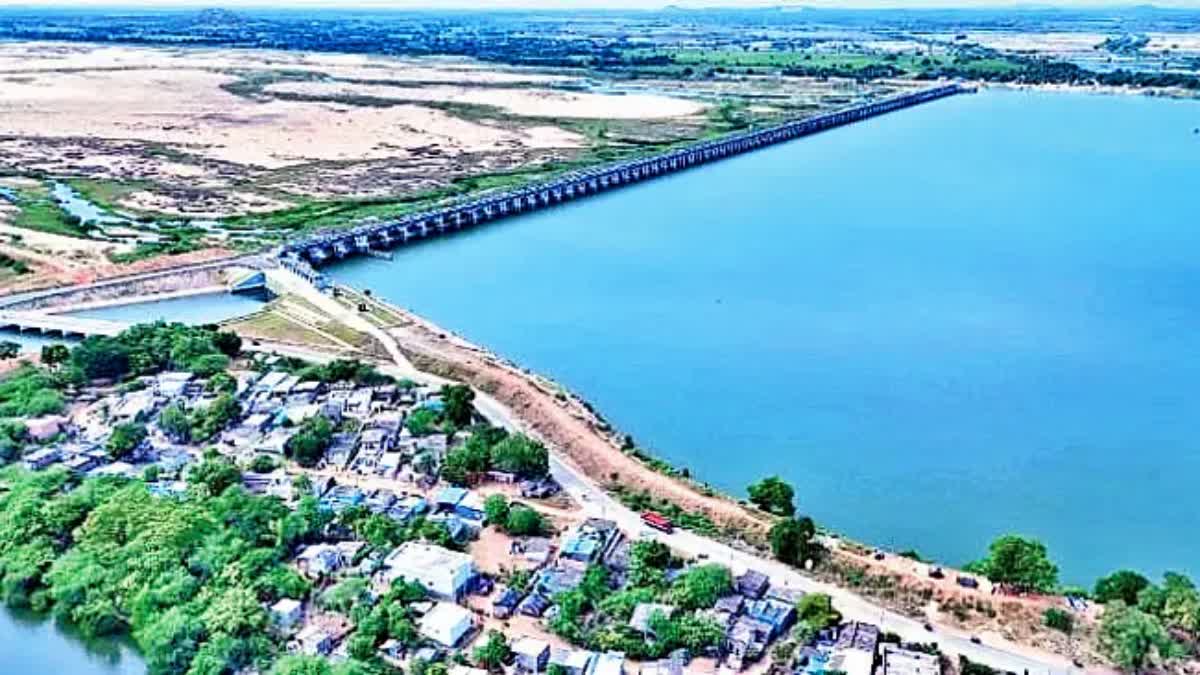 Tourists in Sangam Barrage