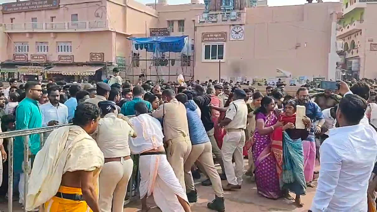 Chaos At Puri Jagannath Temple On New Year's Day, Devotees Break Security Barricades