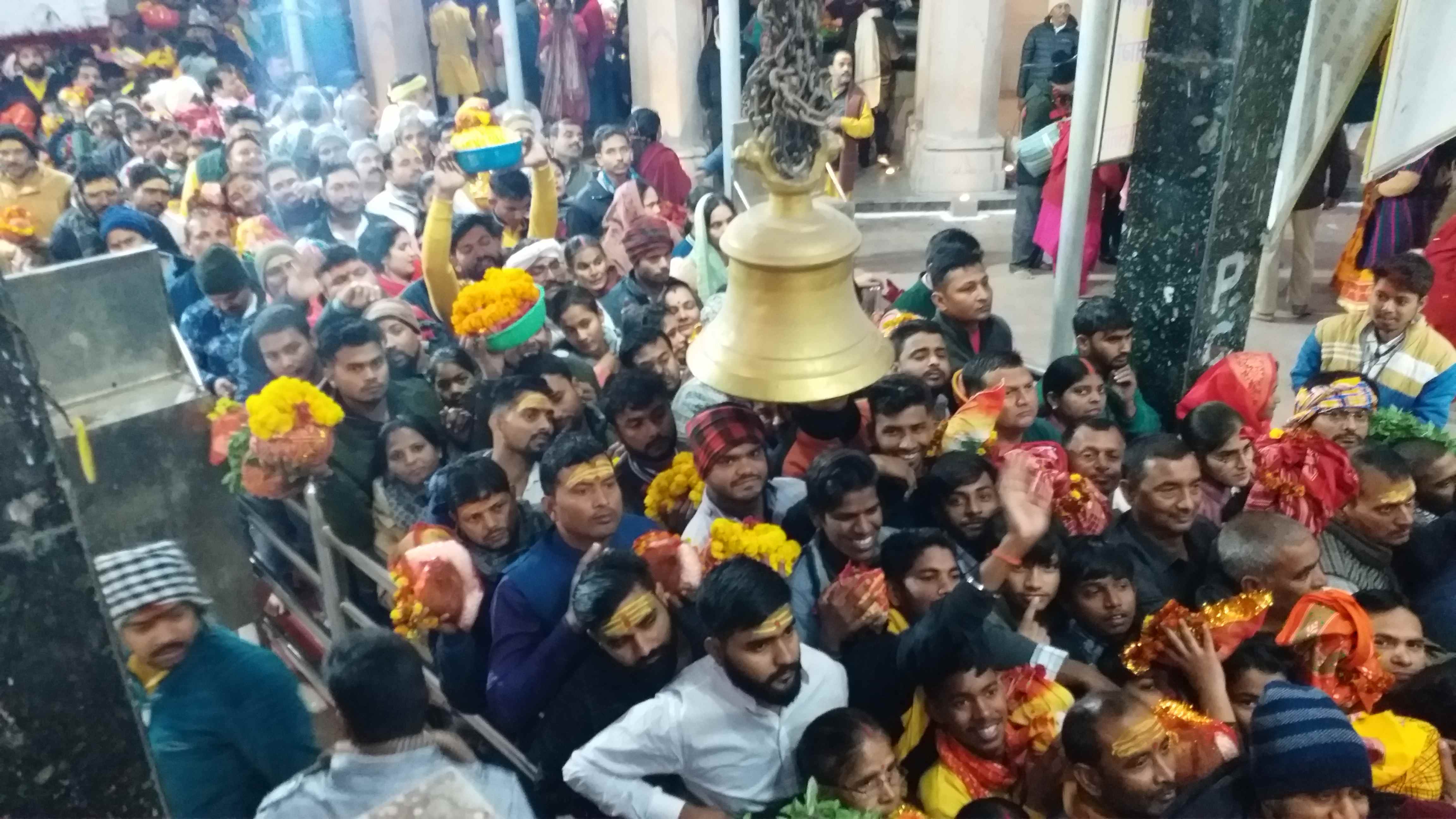 up worship started in temples to welcome new year 2025 ayodhya mathura varanasi kanpur