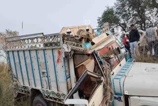 पिकअप अनियंत्रित होकर पलटी