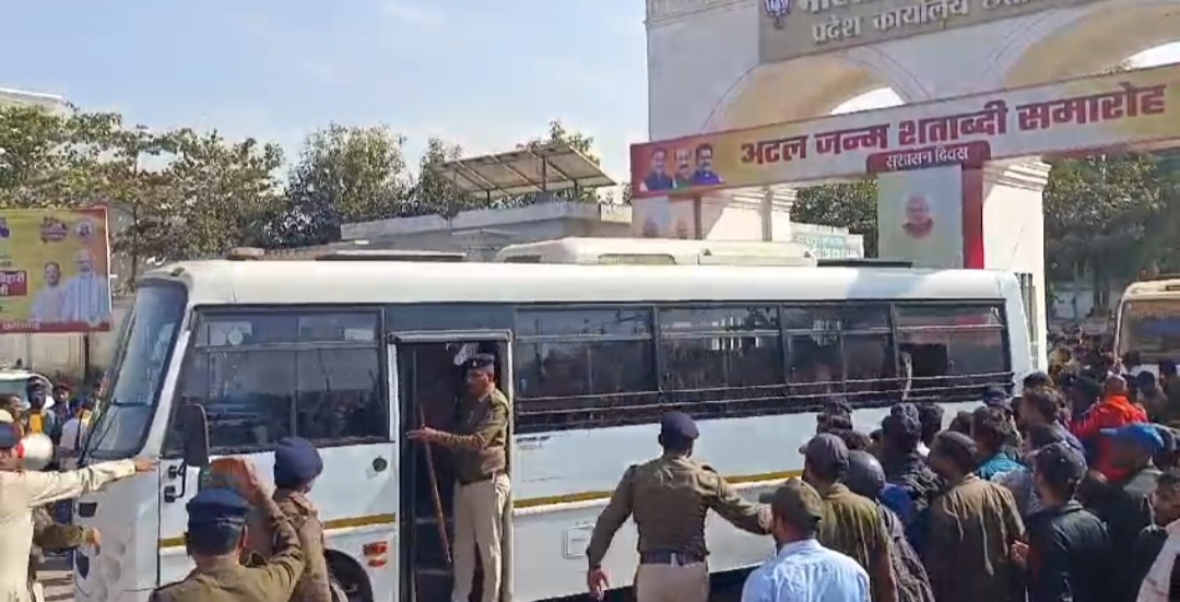 Assistant teachers protest