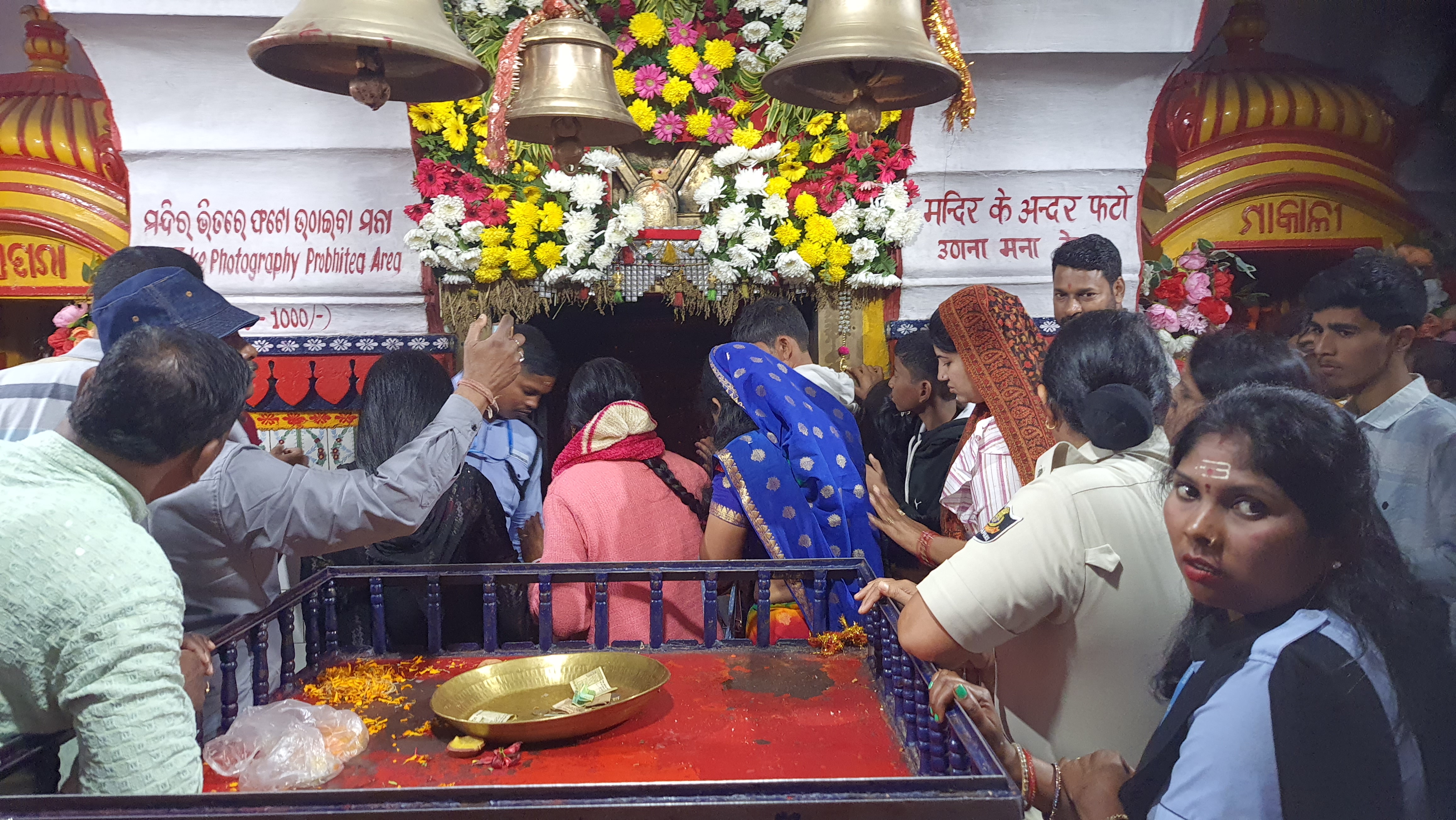 huge crowd of devotees in Samaleswari temple