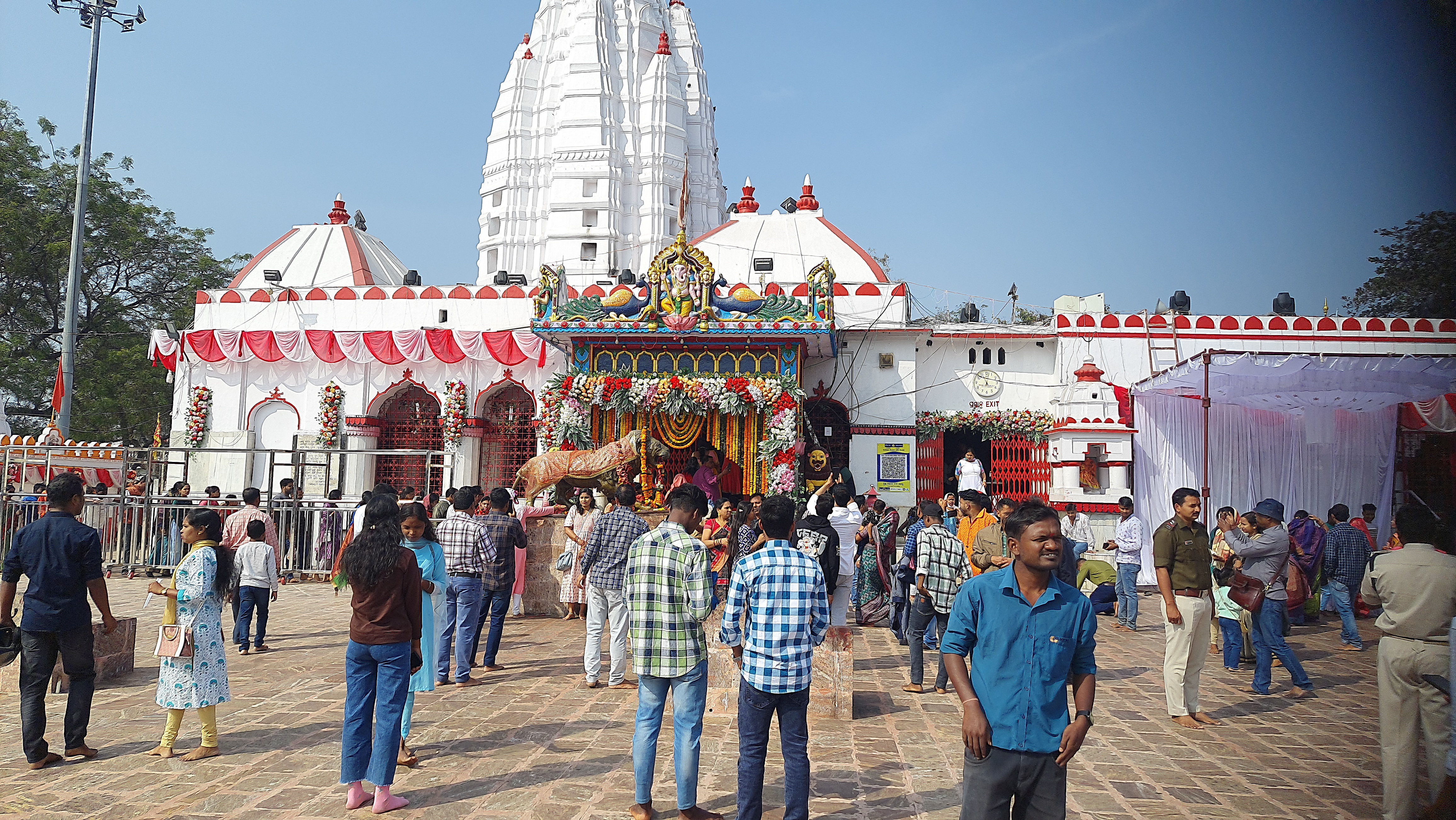 huge crowd of devotees in Samaleswari temple