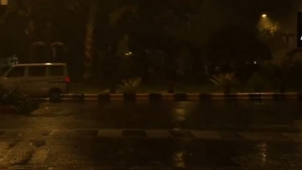 Chill, heavy downpour, thunderstorms add to winter woes in Delhi; IMD predicts rainfall on Thursday