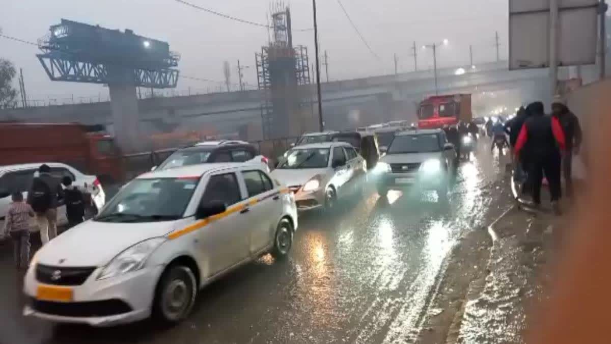 دہلی این سی آر میں بارش، ٹھنڈ میں اضافہ