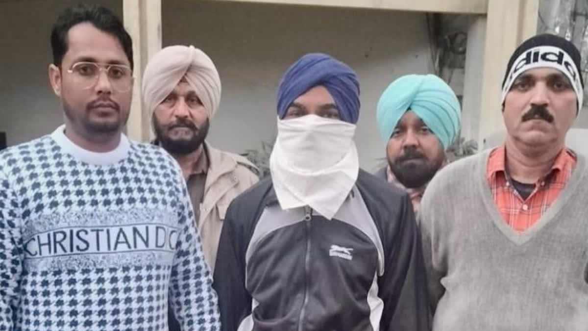 Vigilance arrests Punjab home guard jawan taking Rs 10,000 bribe in ludhiana