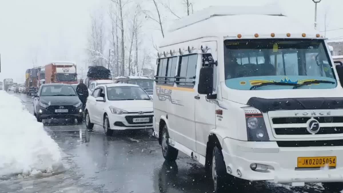 shooting-stones-block-vehicular-movement-on-srinagar-jammu-national-highway