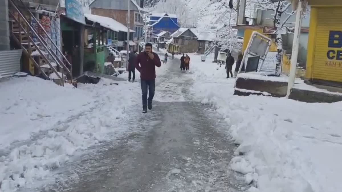 منڈی تحصیل کے بلائی علاقوں میں برفباری،عوام بنیادی سہولیات سے محروم