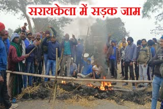 Tribal organizations blocked road in Seraikela regarding Jharkhand bandh