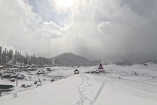 After Facing Long Dry Spell Kashmir  Gulmarg Covered With Snowfall  Snowfall continues Kashmir Gulmarg  കശ്‌മീരില്‍ മഞ്ഞ്‌ വീണ്‌ തുടങ്ങി  ഗുൽമർഗ് മഞ്ഞുവീഴ്‌ച