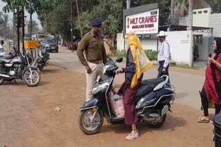 two wheeler drivers without helmet