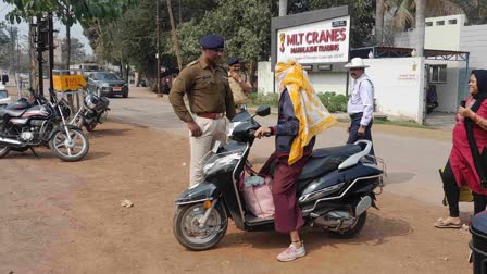 two wheeler drivers without helmet