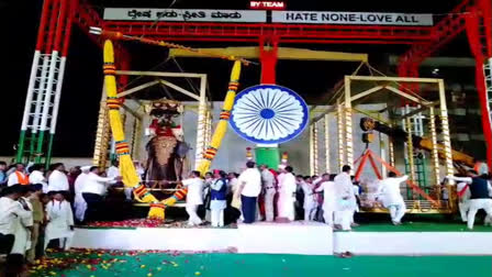 Grand Jumbo Tulabhara with 5,555 Kg of 10 Rupee Coins Held in Karnataka's Hubballi