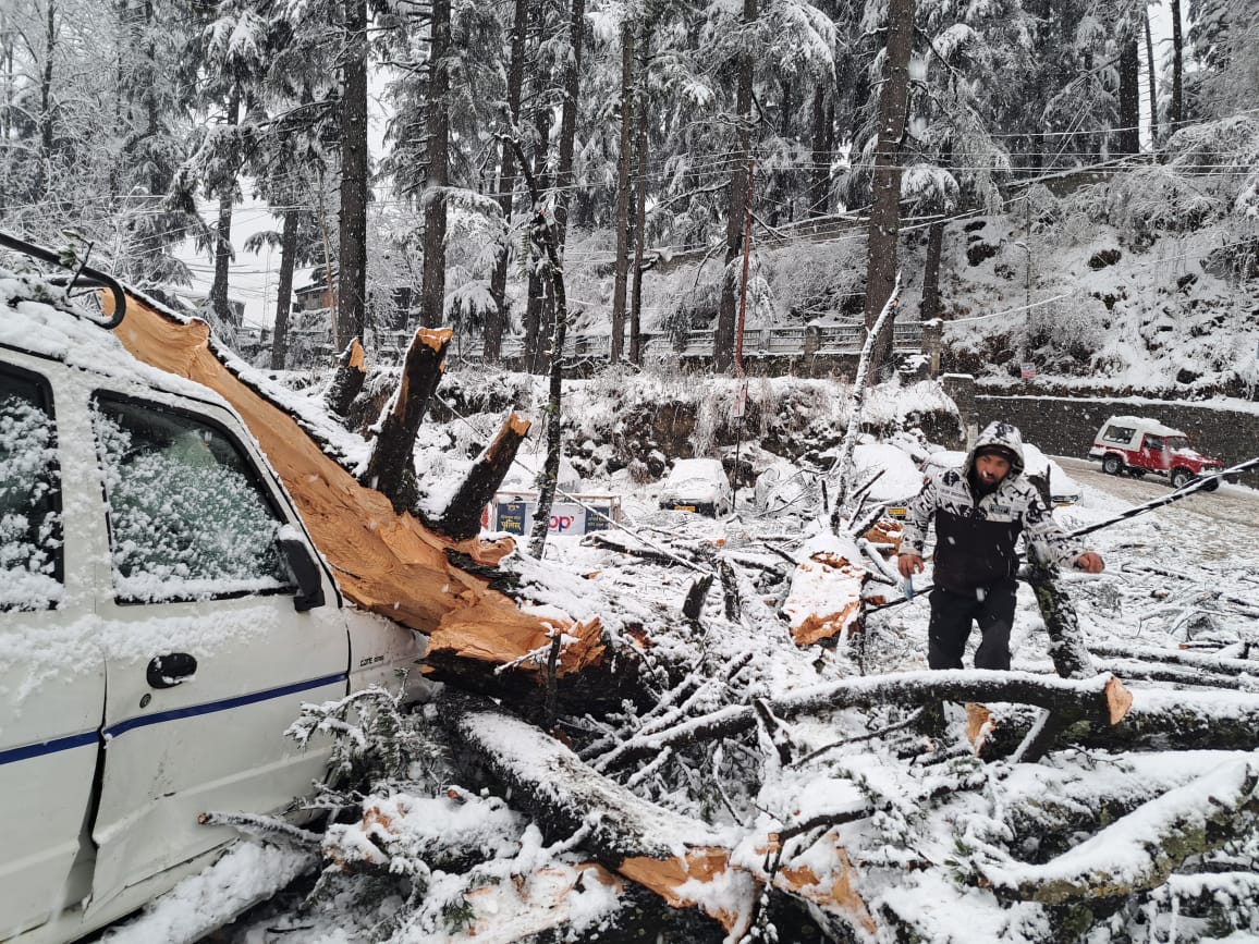 heavy snowfall in Kullu Manali