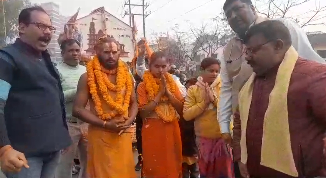 गोरखपुर में दरभंगा अहिल्या मठ के महंत और पुजारिन का स्वागत