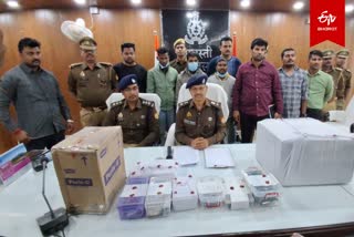 पुलिस की गिरफ्त में फर्जी आधार कार्ड बनाने के आरोपी.