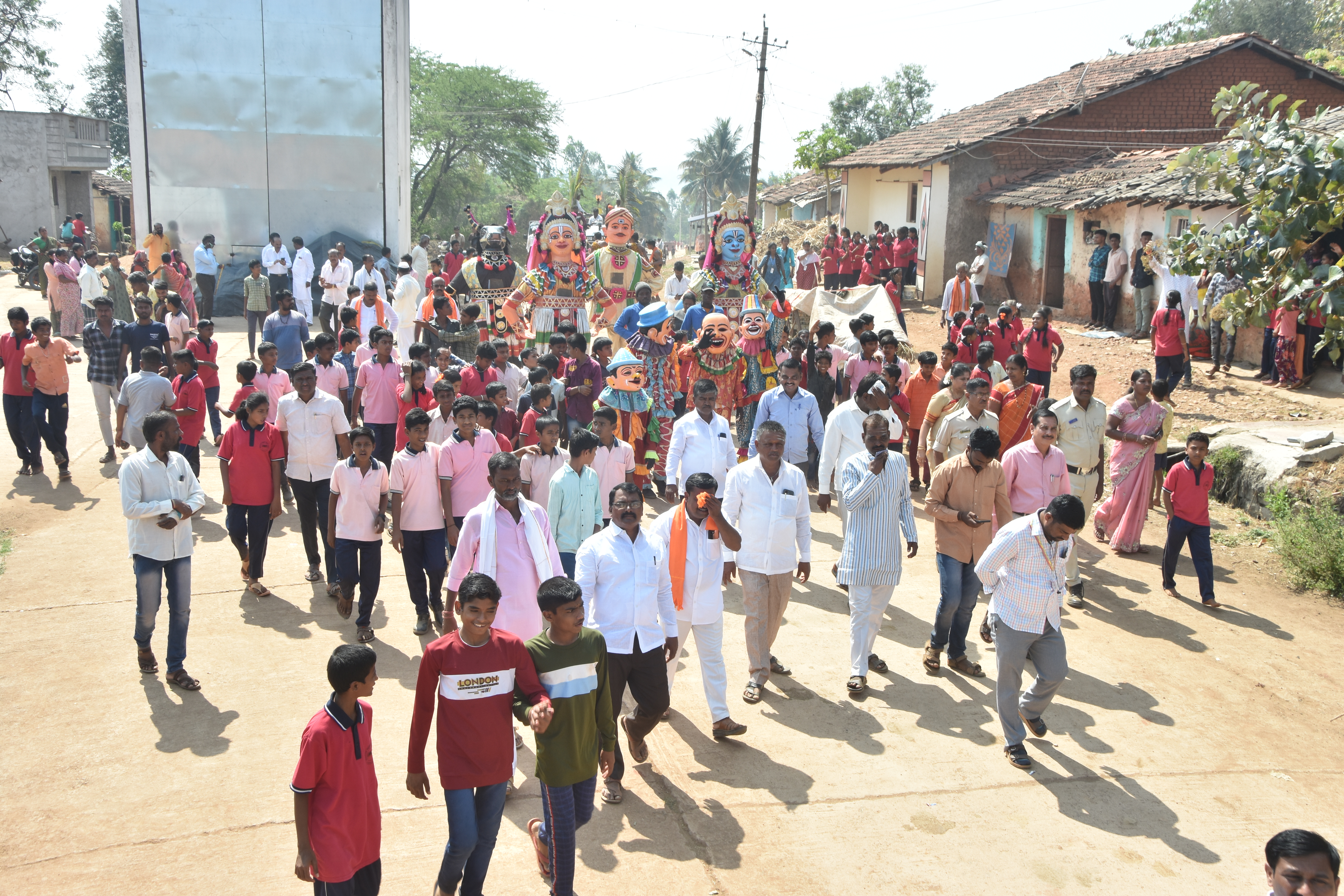 Doll dance attracted attention at the Okkunda Utsav Nrupatunga Jyoti procession