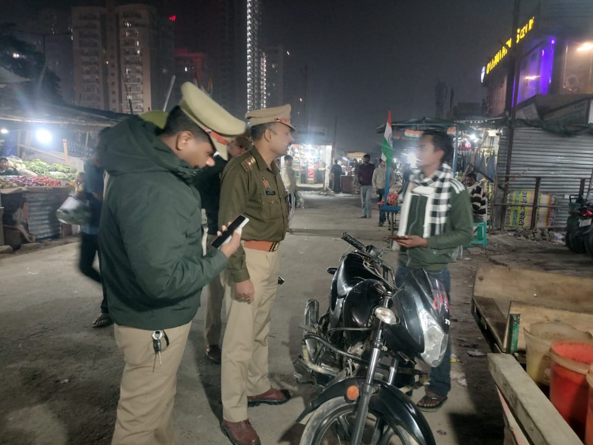 पुलिस ने ट्रैफिक वायलेशन करने पर जुर्माना किया