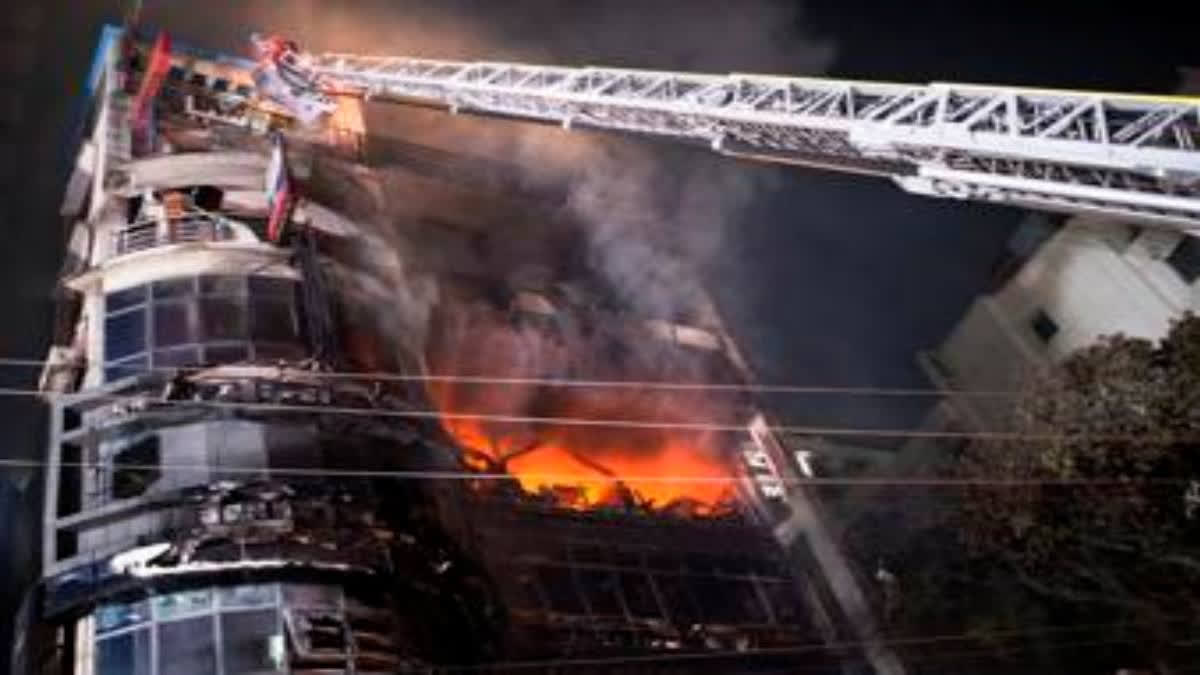 A fire broke out in Dhaka's downtown area, killing 43 people and dozens injured. The cause of the fire is yet to be ascertained. Health Minister Samanta Lal Sen informed that at Sen said that ten people died after being transferred to the Sheikh Hasina National Institute of Burn and Plastic Surgery, and at least 33 people—including women and children—were pronounced dead at the Dhaka Medical College Hospital.