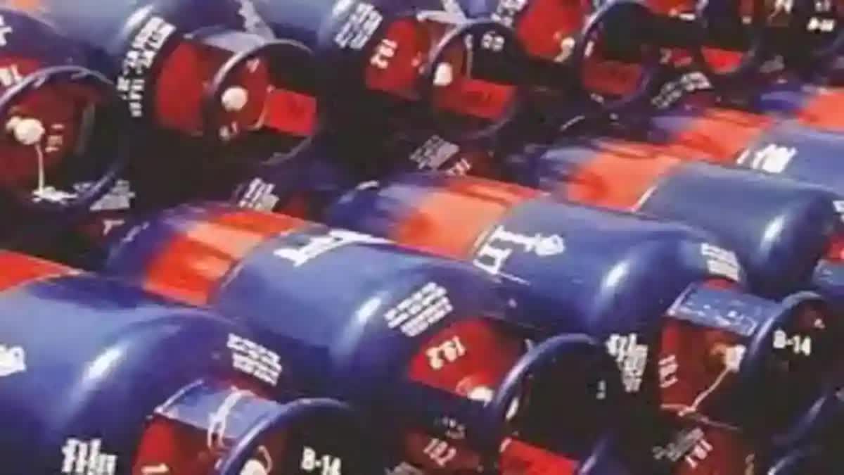 LPG cylinder price hike  LPG cylinder  ಎಲ್​ಪಿಜಿ ಸಿಲಿಂಡರ್ ಬೆಲೆ ಏರಿಕೆ  ಗ್ಯಾಸ್ ಸಿಲಿಂಡರ್‌ ದರ ಹೆಚ್ಚಳ