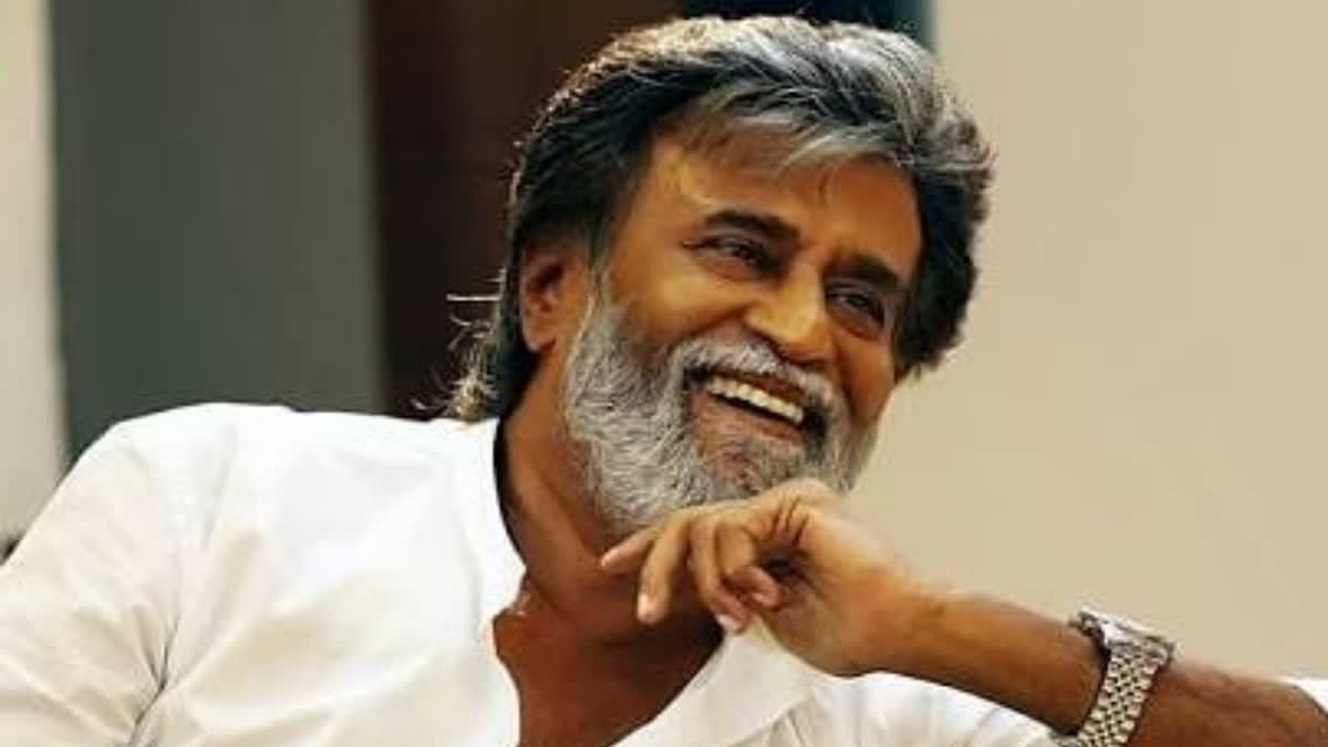 Rajinikanth flying in economy class, watch video