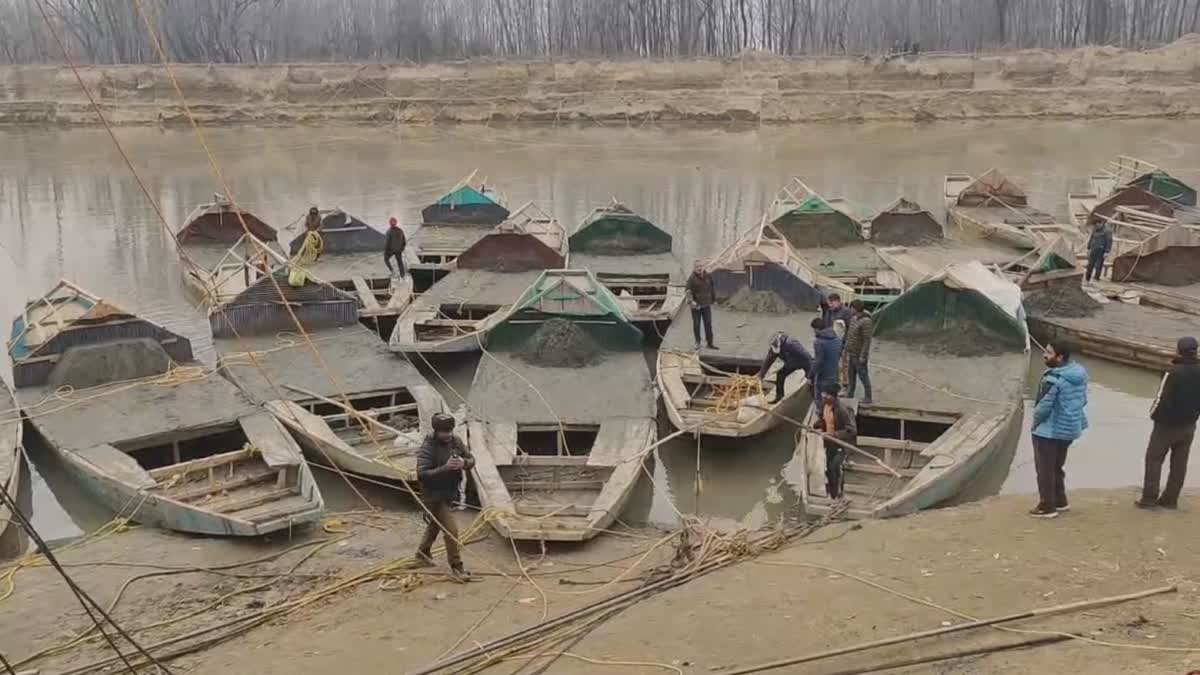 admn-launches-crackdown-on-illegal-sand-mining-in-pampore