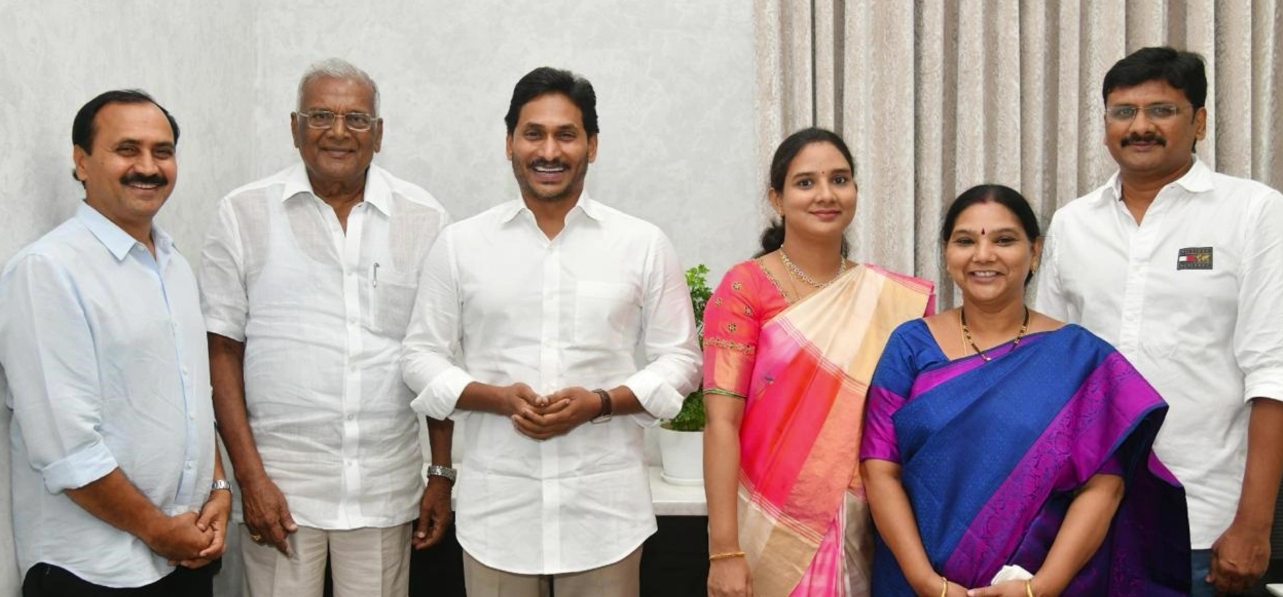 తాడేపల్లిలో జగన్​ను కలిసిన మంగళగిరి వైఎస్సార్సీపీ నేతలు