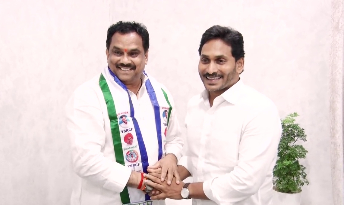 వైఎస్సార్సీపీలోకి  హరిరామజోగయ్య కుమారుడు చేగొండి సూర్యప్రకాష్