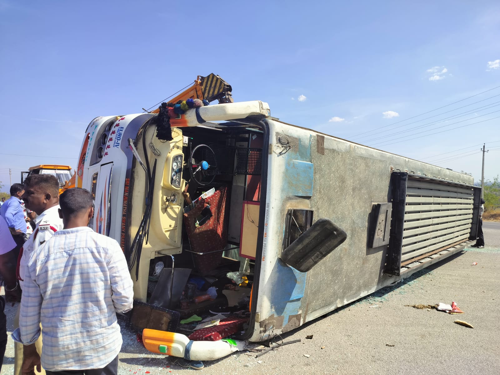 Bus overturns  Chamarajanagar  ಬಸ್ ಪಲ್ಟಿ  ಕಾರ್ಮಿಕರಿಗೆ ಗಾಯ