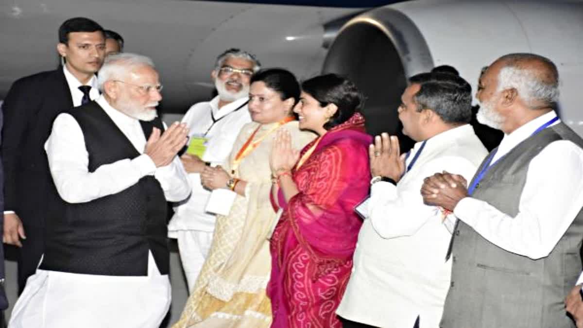 BJP leaders welcoming Prime Minister Modi on his arrival in Jamnagar