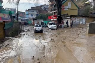 कुल्लू शहर में सड़कों पर जमा मलबा