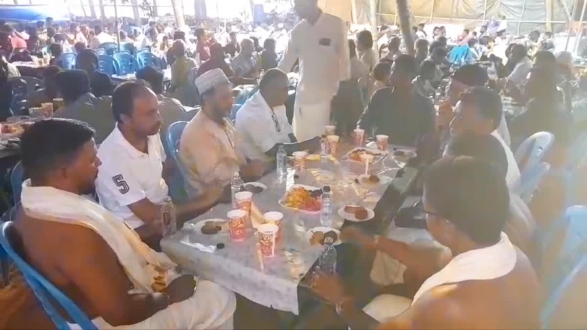 IFTHAR DURING THE TEMPLE FESTIVAL  KOLLAM MANDAMANGALAM TEMPLE  TEMPLE ORGANIZED IFTAR  IFTAR PARTY