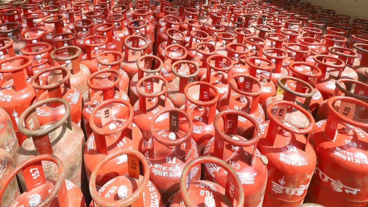 Symbolic photo: Commercial gas cylinders become cheaper (Photo IANS)