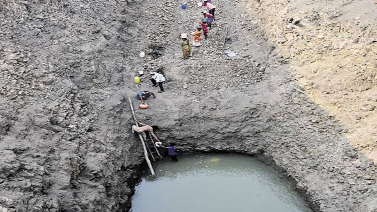 villagers-go-40-feet-down-well-for-fetching-drinking-water