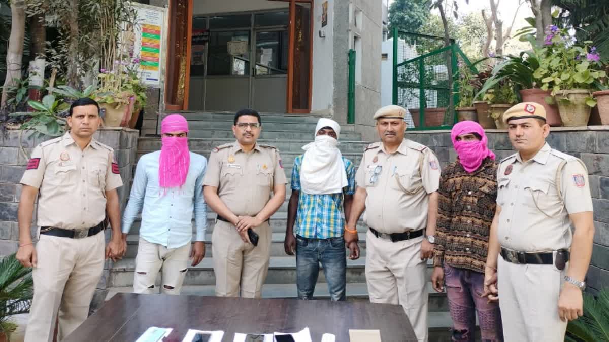 Police arrested snatcher and two others in delhi 6 phones recovered