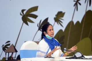 WB CM Mamata Banerjee meets cyclone victims (PHOTO IANS)