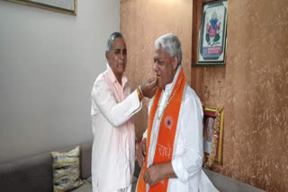 Outgoing MP Bahedia sweetens the mouth of BJP candidate Damodar Agarwal from Bhilwara.