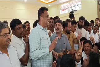 Etv Bharatraju-gowda-supporters-opposed-to-puttu-anjinappa-joining-congress