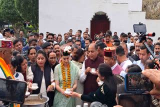 Bharatiya Janata Party (BJP) candidate from Mandi and actor Kangana Ranaut offered prayers at the Bhimakali temple in Himachal Pradesh’s Mandi and then in a creative election campaign, prepared tea at the Namo Tea Stall and served it to the gathered people on Monday.