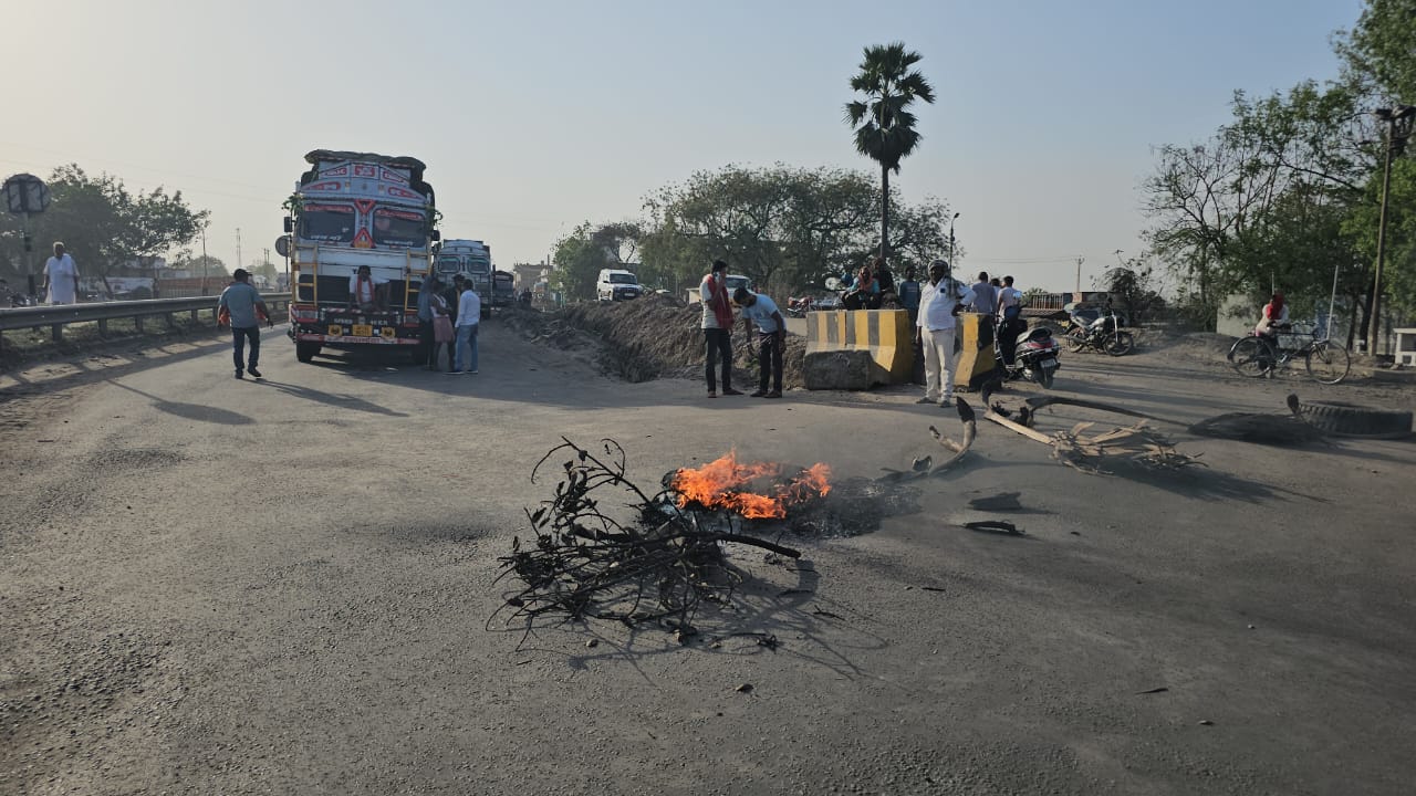 विरोध प्रदर्शन करते लोग.