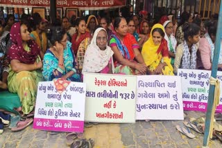 વ્યારાની સિવિલ હોસ્પિટલ બહાર છેલ્લા ત્રીસ દિવસથી અનિશ્ચિત સમયના ધરણાં પ્રદર્શન