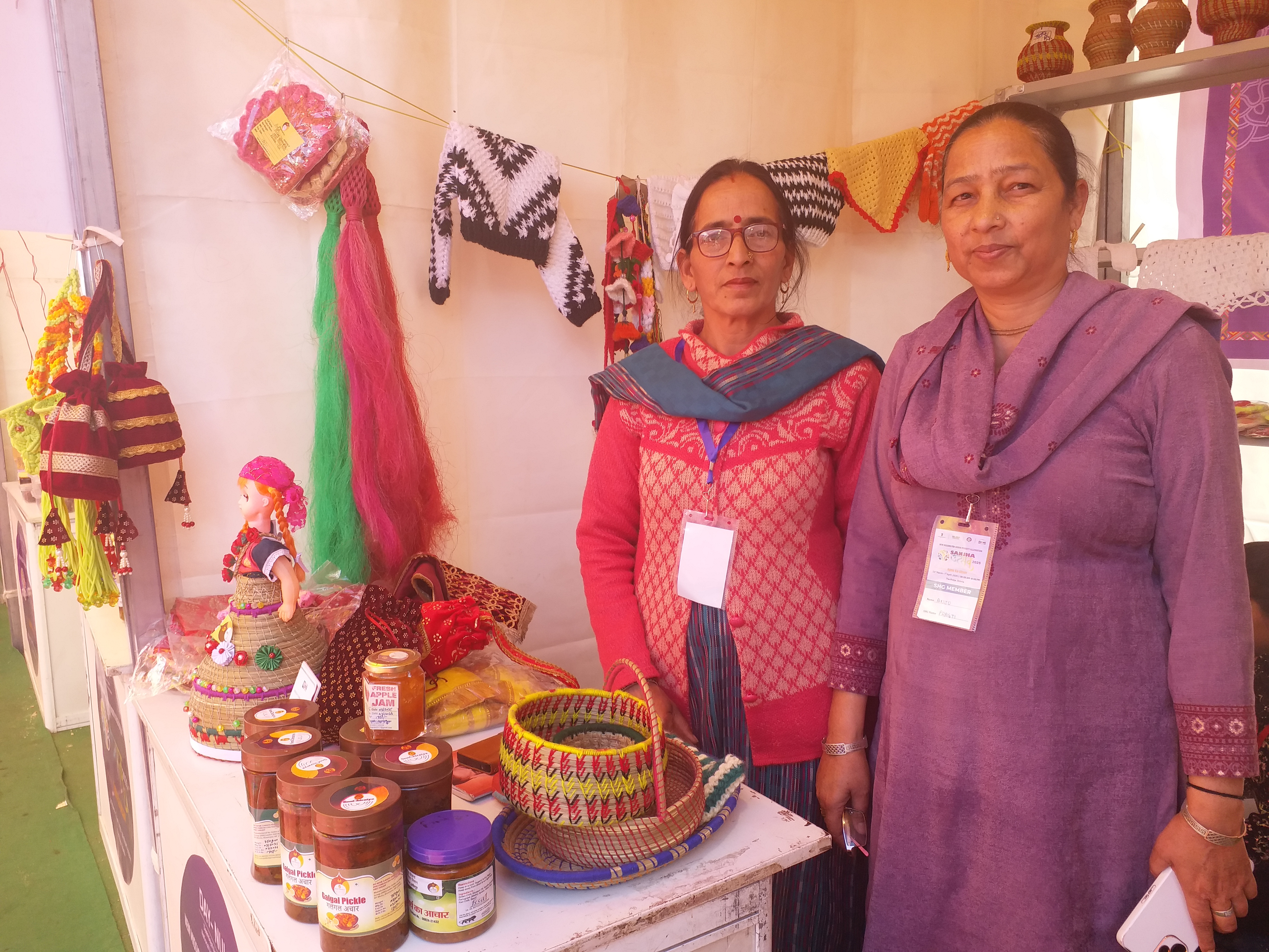 रिज मैदान में हस्तशिल्प उत्पादों का स्टॉल