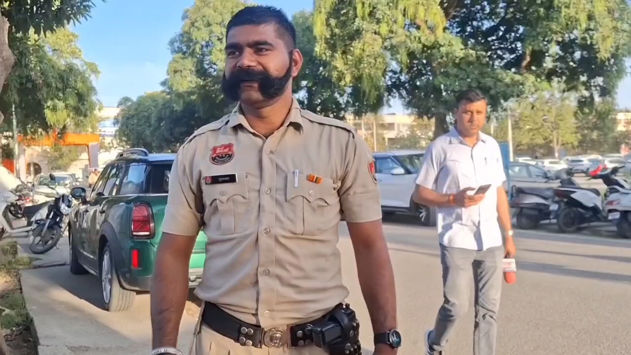 Everyone is surprised to see the moustache of Karnal Police Jawan Sukhdayal Singh a resident of Kurukshetra