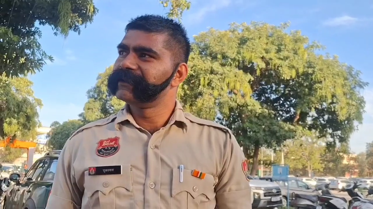 Everyone is surprised to see the moustache of Karnal Police Jawan Sukhdayal Singh a resident of Kurukshetra